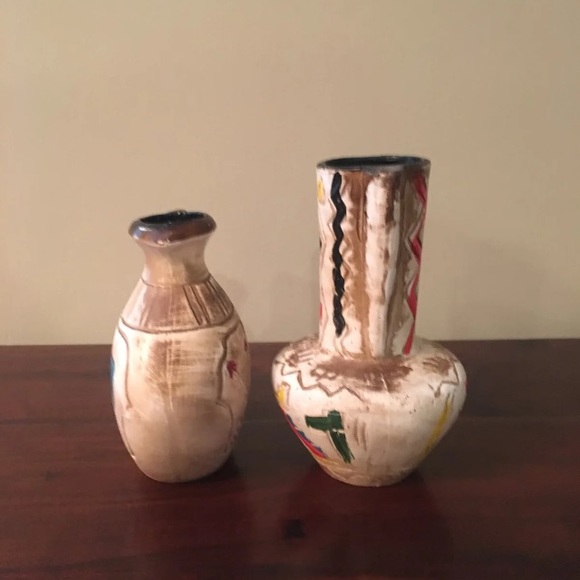 Two Native Souvenir Vases - Picture 8 of 8